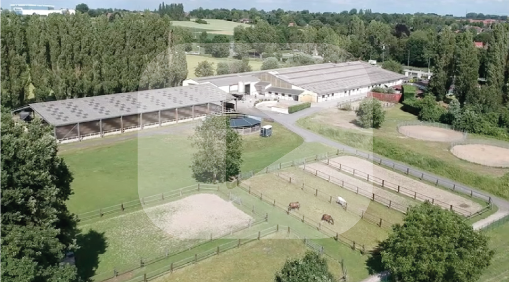 Vue du ciel... il est beau notre centre équestre ! Centre équestre Le Comte